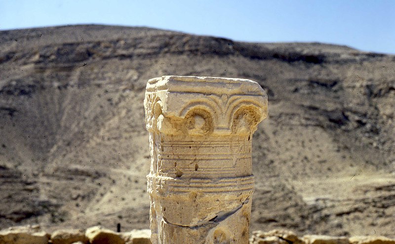 800px-Ruins_in_Negev_desert_Israe.jpg