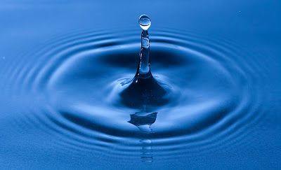 Water_drop_impact_on_a_water-surface_-_%25281%2529.jpg
