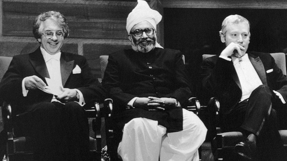 عبد السلام كان أول باكستاني يفوز بجائزة نوبل، ويظهر في الصورة في مراسم تسليم الجائزة في ستوكهولم