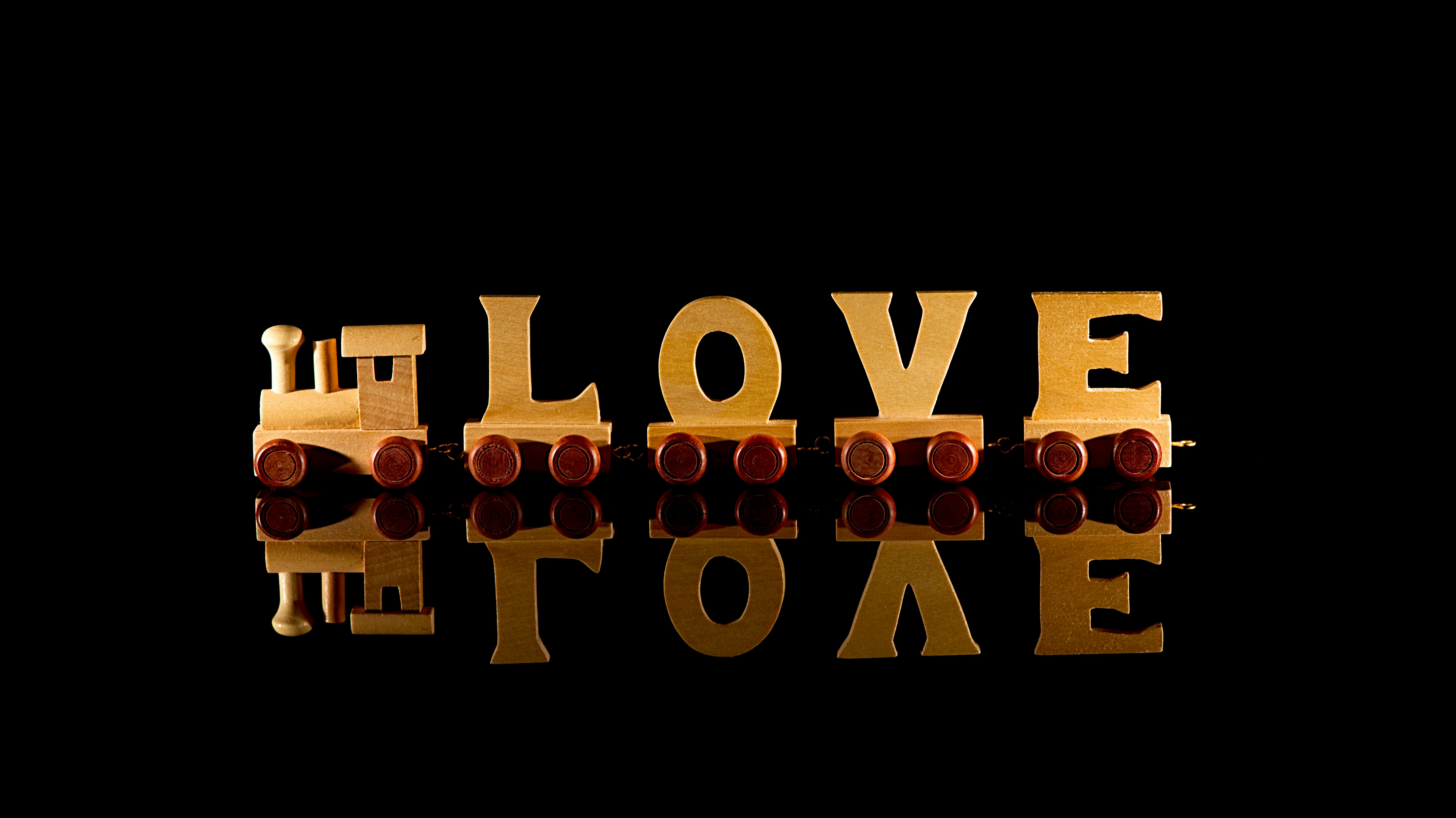 love-text-wooden-7680x4320-21485.webp