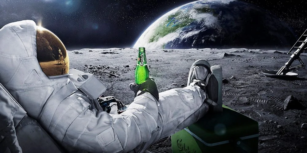 22917_3d_space_scene_astronaut_chilling_on_the_moon_with_beer-1000x500.webp