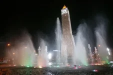 tunis-fountain-night.webp