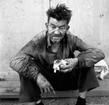rsz_old_strong_man_رجل_فقير_وقوي_لامبالي1612563819.webp