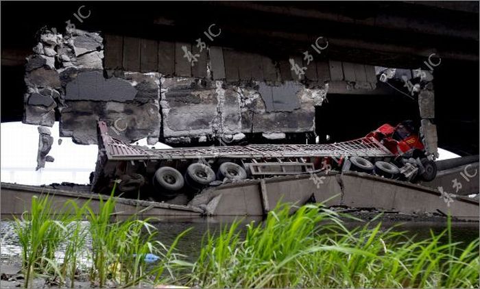 bridge_collapse_09.jpg