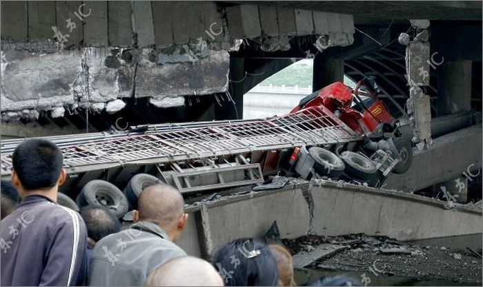bridge_collapse_06.jpg