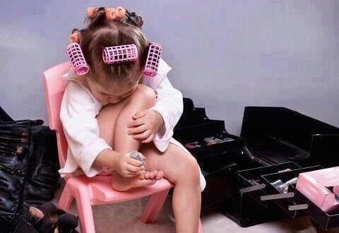 For-photo.com-Little-girl-applying-make-up-480x330.jpg