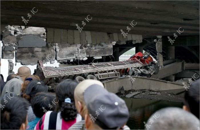 bridge_collapse_05.jpg