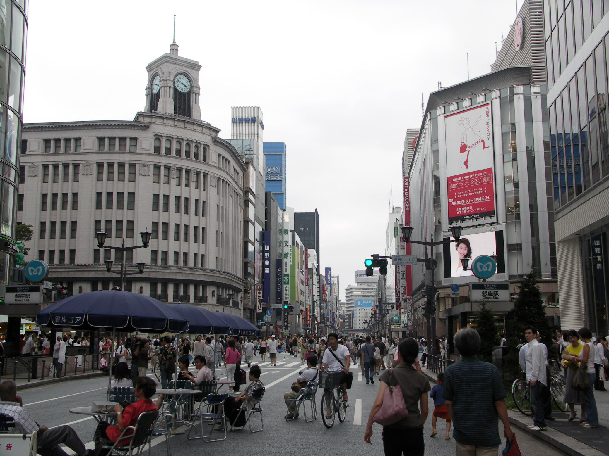 Street_at_Ginza_Tokyo.jpg