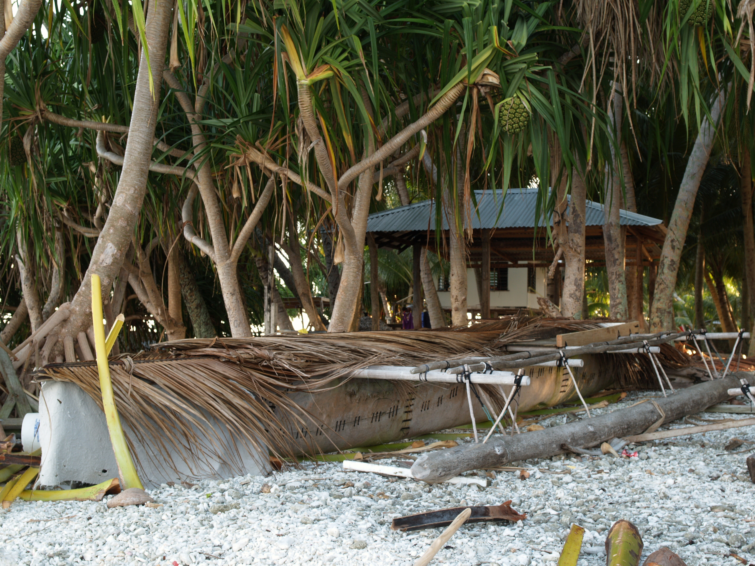 Tokelau_Atafu_vaka_canoe._20070715.jpg