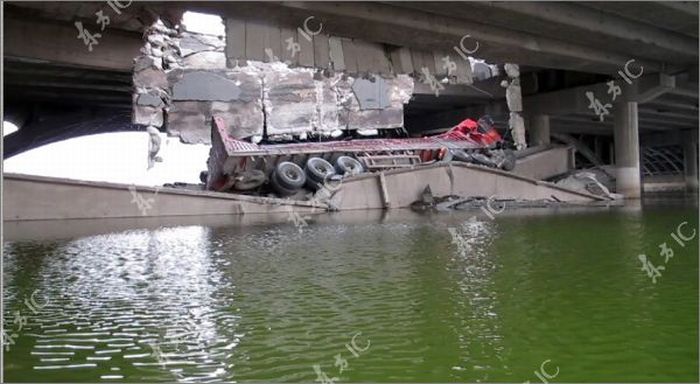 bridge_collapse_10.jpg