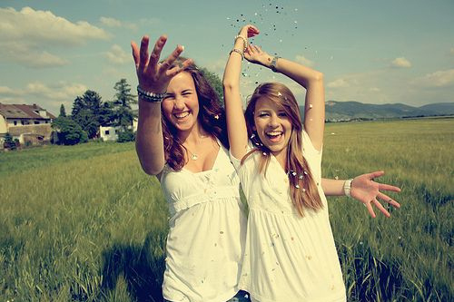 field-friends-girls-happy-sky-Favim.com-71911.jpg