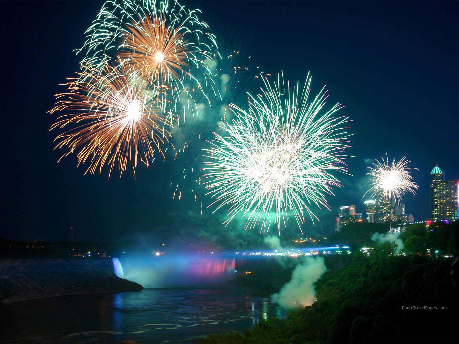 niagara-falls-fireworks-2.jpg