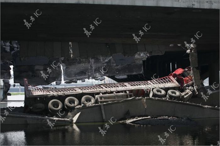 bridge_collapse_03.jpg