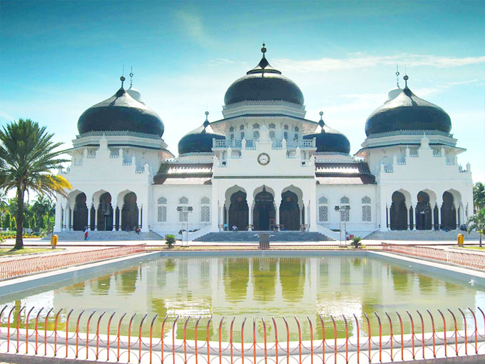 baiturrahman-grand-mosque-banda-aceh-indonesia.jpg