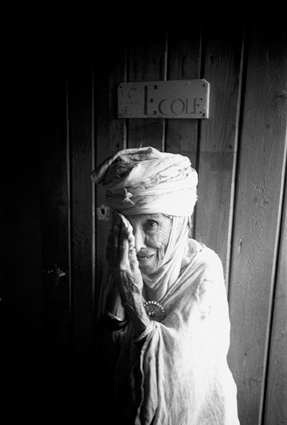 guerre-algerie-sour-el-ghozlane-vieille-pleure-dont-la-fille-violee-par-larmee-1961.jpg