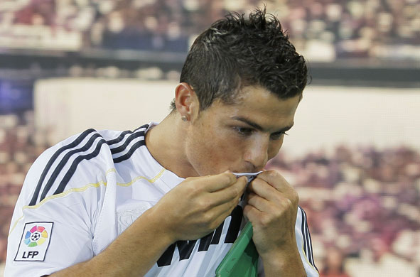 Cristiano-Ronaldo-kisses--004.jpg