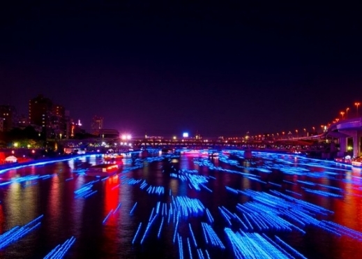 صور مدهشة لنهر مُضاء بـ100,000 وحدة ضوء في اليابان