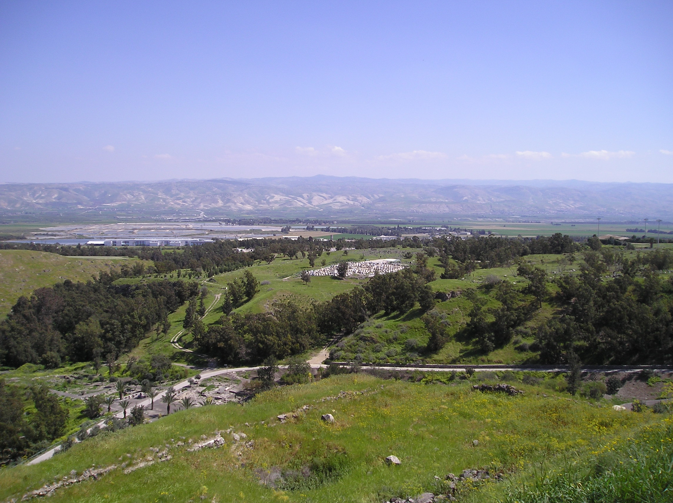 BetShe%27an_-_panorama_of_mountains_in_Jordan_with_Tell_El-Husn.jpg