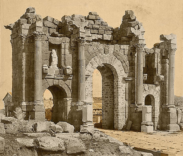 Roman_Arch_of_Trajan_at_Thamugadi_(Timgad),_Algeria_04966r.jpg
