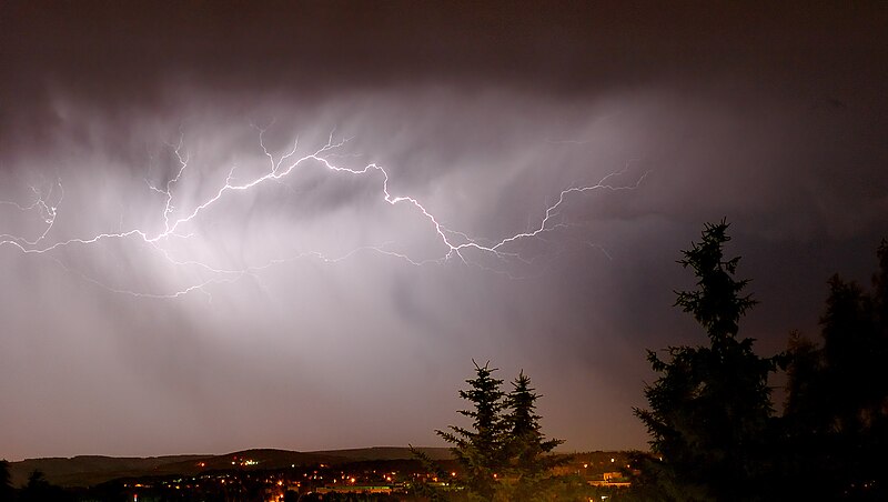 800px-Lightning_cloud_to_cloud_(aka).jpg