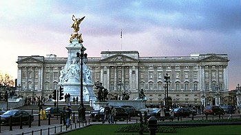 350px-Buckingham_Palace%2C_London%2C_England%2C_24Jan04.jpg