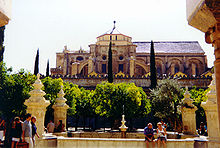 220px-Mezquita_Orange_Tree_Courtyard.jpg
