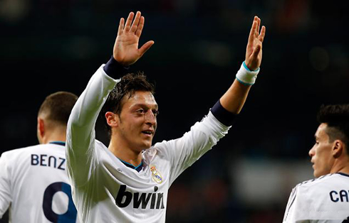 cristiano-ronaldo-591-mesut-ozil-thanking-the-santiago-bernabeu-real-madrid-fans-in-the-crowd-in-2012-2013.jpg