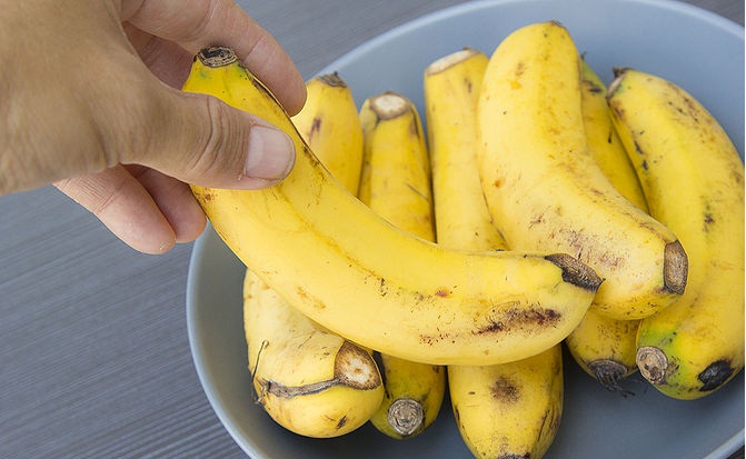 670px-Whiten-Your-Teeth-with-Banana-Peel-Step-2-Version-2.jpg