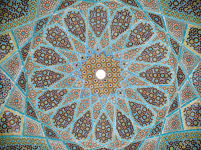 من خصائص الفن الاسلامي سطحية الزخارف والبعد عن الطبيعة والتكرار والمسحة الهندسية وتحويل الفن إلى ثمين والبعد عن الكائنات الحية