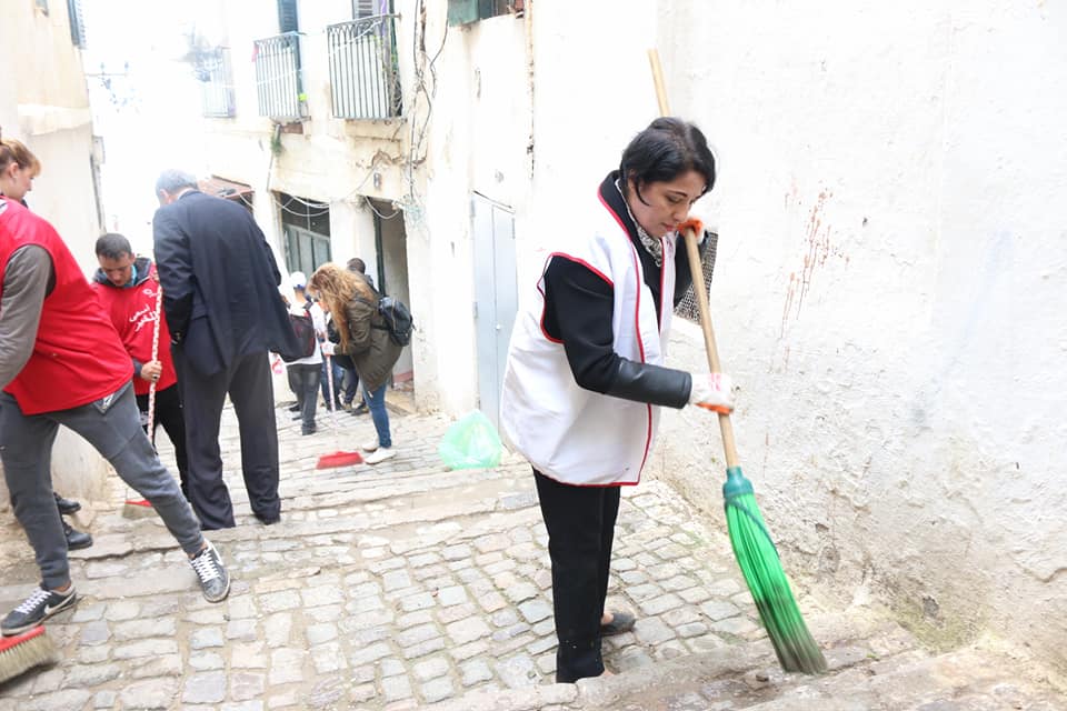 127-122008-algerian-minister-clean-worker-4.jpeg