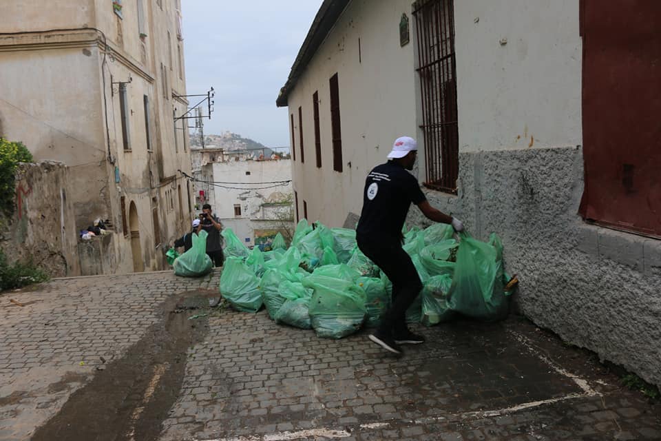 127-122009-algerian-minister-clean-worker-8.jpeg